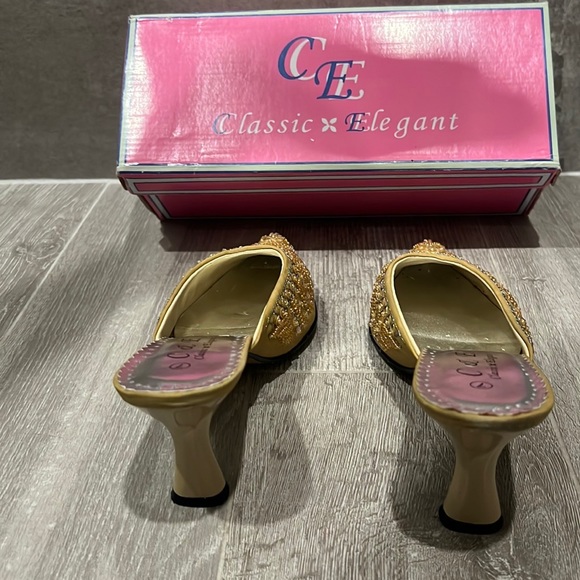 Classic Elegant Low Heels - Picture 3 of 4